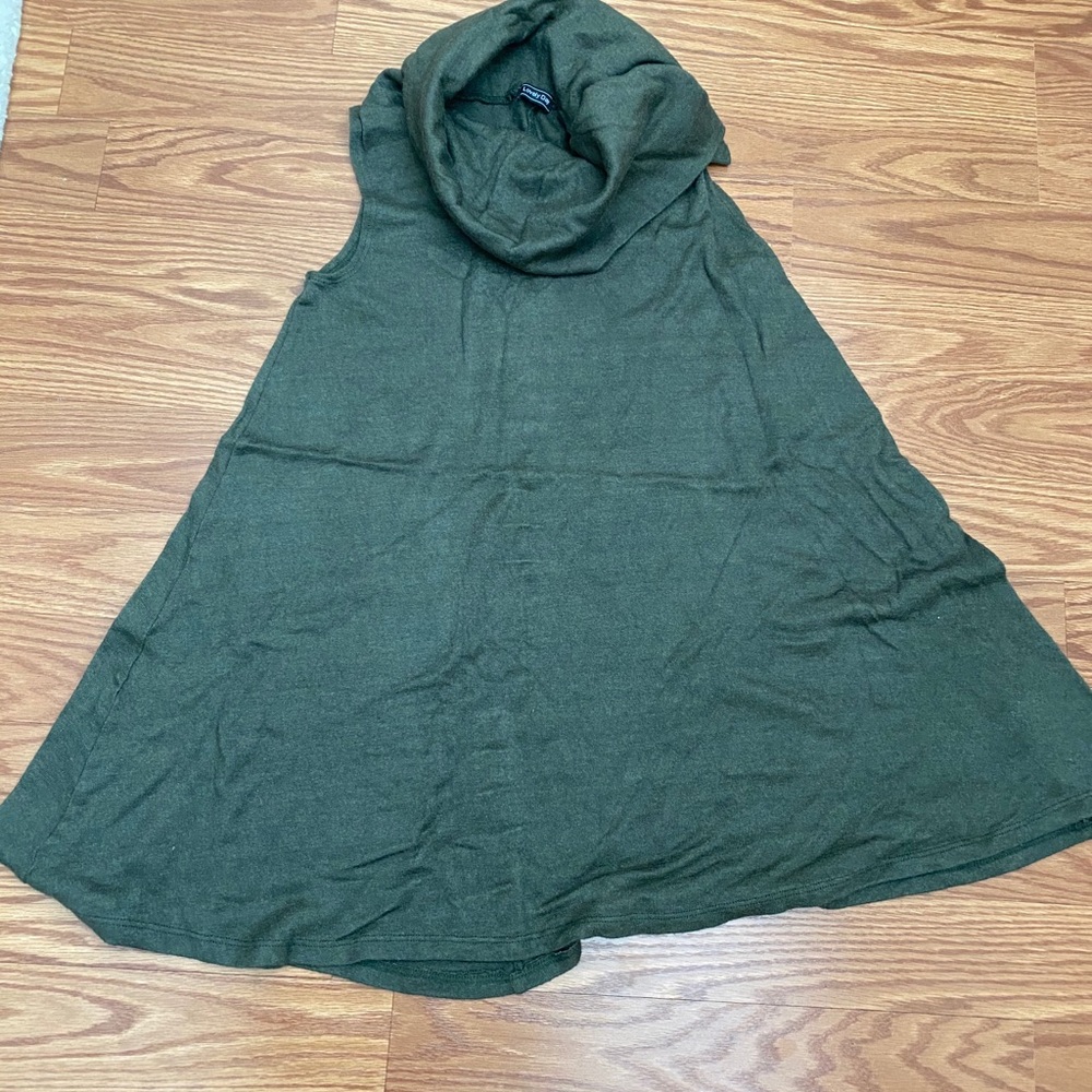 Sleeveless tunic dress with a turtleneck top